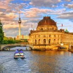 Musée Bode sur la Spree et tour de télévision Alexanderplatz dans le centre de Berlin, Allemagne