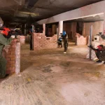 groupe jouant au paintball