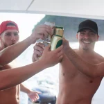 Ils profitent de leur escapade entre hommes. Portrait d'un groupe d'hommes buvant de la bière sur un bateau en mer.